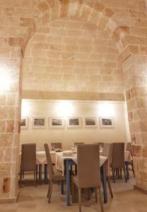 托雷圣苏桑纳Antica Masseria Torre Mozza的一间带长桌和椅子的用餐室
