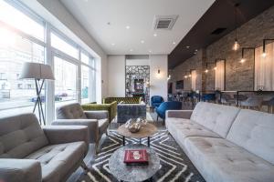 基辅Amarant Urban Hotel by CHM的带沙发和桌子的客厅