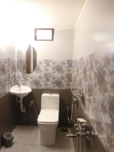 科钦Kochill - Relax & Stay -的一间带卫生间和水槽的浴室