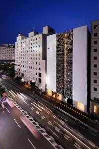 福冈HOTEL FORZA HAKATAEKI CHIKUSHI-GUCHI Ⅰ的城市街道上的一个大型建筑