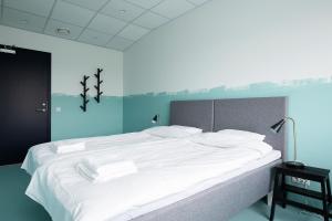 塔林Neotel的一间卧室配有一张带白色床单的大床