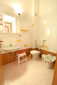 维拉西米乌斯Residenza Le Due Palme的浴室配有盥洗盆、卫生间和盥洗盆。