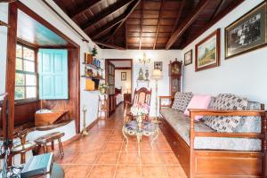 马佐普里西利亚乡村度假屋的客厅配有沙发和桌子