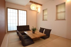 浦安Urayasu Guesthouse 浦安ゲストハウス的一间带木桌和椅子的用餐室