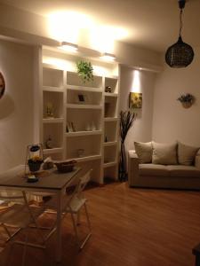 罗马辛尼塞塔埃斯特公寓的客厅配有桌子和沙发