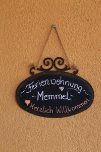 SulzfeldFerienwohnung Memmel的挂在墙上的标牌,上面有纪念记忆的标牌