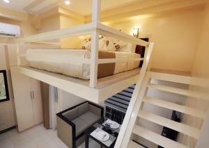 奥尔莫克Rosetta Guest House的带两张双层床和楼梯的客房