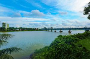 科钦Once Upon The River, Aluva - Near Cochin International Airport的城市里一座河流上的桥梁