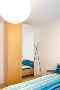 萨尔布吕肯Ferienwohnung Rodenhof的一间卧室配有一张床和镜子