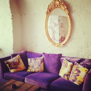 米拉黎莱斯阿尔科瓦德多吉酒店的紫色沙发、枕头和镜子