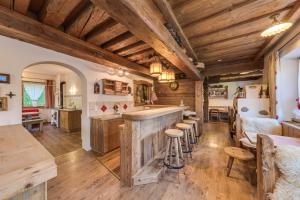 图克斯Ferienhaus Olpererblick的一间带酒吧的厨房和一些木制天花板