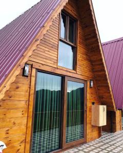 里泽Bungi dağ evleri的房屋的一侧设有窗户