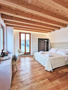 科马基奥Locanda del Delta的一间带两张床的卧室,位于木天花板的房间