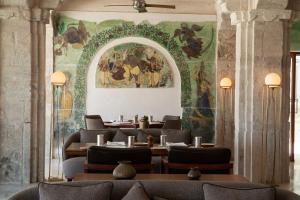 乌代浦德维加RAAS酒店的墙上画的饭厅