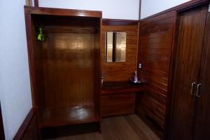 考索考索自然度假酒店的一间带木门和水槽的浴室