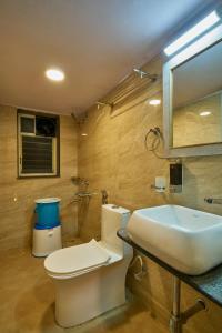 浦那Tranquil La Casa的浴室配有白色卫生间和盥洗盆。
