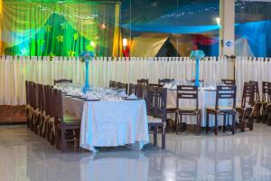 VillamontesHOTEL BOUTIQUE EL RANCHO OLIVO的用餐室配有桌椅和玻璃杯