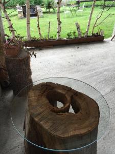 Roure Turin佩罗多克乡村民宿的木桩坐在院子中间