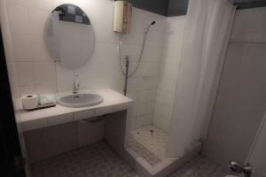 清刊Sams ChiangKhan的浴室配有盥洗盆和带镜子的淋浴