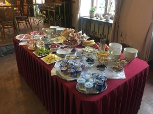 霍捷博日贝纳旅馆的红色桌子上满是食物的桌子