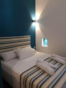 巴勒莫LOFT 99的一间卧室配有带白色床单和枕头的床。