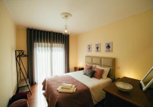 佩德拉斯萨尔加达斯Pedras Salgadas Apartment的一间卧室配有一张床,上面有两条毛巾