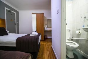 格拉斯哥Charing Cross Hotel的酒店客房设有一张床和一个卫生间。
