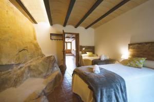 奥尔塔-德圣胡安Casa rural Mas del Serranet的一间卧室,配有两张床
