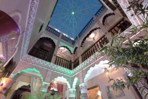 马拉喀什里亚德米勒酒店的一间拥有蓝色天花板的客房