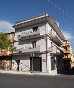 伊索拉迪卡波里祖托Appartamento Campanella的带阳台的白色建筑,毗邻街道