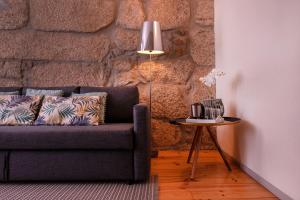 波尔图欧博托别墅的客厅配有沙发和带台灯的桌子