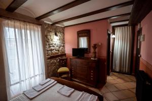 莫利纳德亚拉贡Alojamiento Rural Molino Del Batan的一间卧室配有一张床、梳妆台和镜子