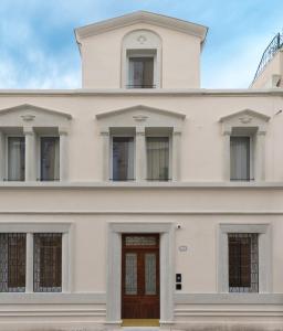 帕多瓦Hotel Canton dell'Orto的一座白色的大建筑,设有棕色的门