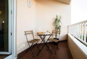 米尼奥Hotel Crisol de las Rías的阳台配有一张小桌子和两把椅子