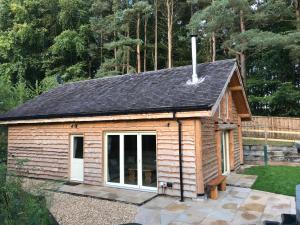 特伦托河上的纽瓦克Loxleys Lodge的一个带倾斜屋顶的小木棚