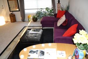 亚特兰大Cascade Comfort的客厅配有紫色沙发和桌子