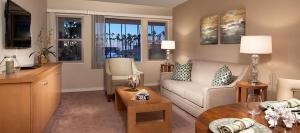 圣地亚哥拉荷亚海滨宾馆的客厅配有沙发和桌子