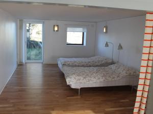 FågelmaraStålemara Gård Prutgåsen的一间卧室设有两张床,铺有木地板