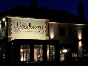 布里奇诺斯Woodberry Inn的一座有木头旅馆的房子晚上点亮了