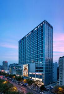 武汉武汉盛捷武胜服务公寓的黄昏时在城市里建的一座高大的玻璃建筑