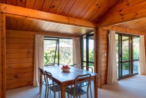 SurfdaleWaiheke Island Vineyard Holiday Houses的一间带桌椅的用餐室