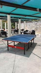 钱波通AAK-BAL Beach Resort Departamento Particular Dos Cuartos Acceso Total的一张乒乓球桌,坐在帐篷下