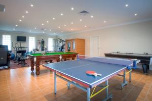 吉斯伯恩克莱哥特庄园旅馆的一间设有乒乓球桌和两张台球桌的房间