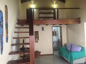 伊塔卡雷Casa Magna的客房设有两张双层床和一张沙发。