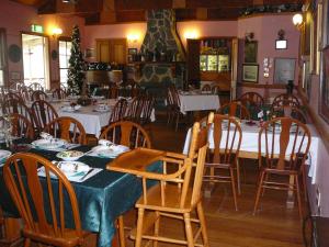 MaryvaleBestbrook Mountain Farmstay的餐厅内带桌椅的用餐室