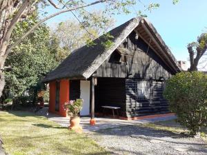 亚特兰蒂斯达LA CABAÑA的小屋设有茅草屋顶