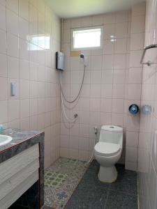 达叻府KritshanaJPR 3 K Hotel的带淋浴、卫生间和盥洗盆的浴室
