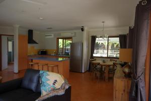 CanungraCanungra Valley Cottage的客厅以及带沙发和桌子的厨房。