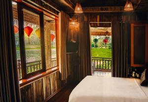 宁平姆瓦洞生态酒店（杭姆瓦）的一间卧室设有一张床和一个美景窗户。