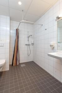桑内斯斯维尔酒店 的带淋浴和盥洗盆的浴室
